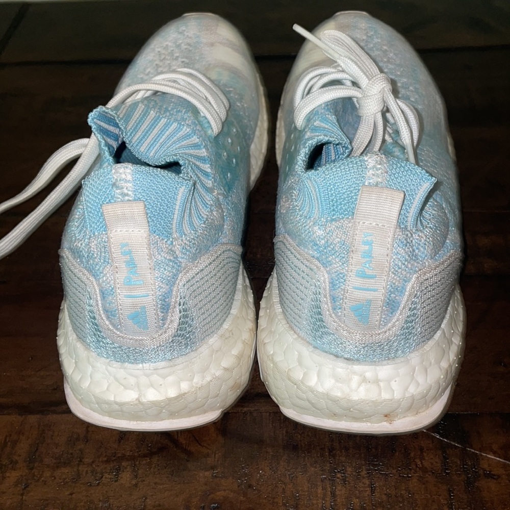 💎🤍💙🌊Adidas Parley -fit like 5.5- in light blue made from ocean plastic